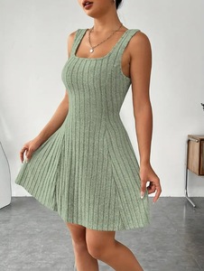 Ensemble de 2 pièces : Haut court élégant à manches longues en tricot uni à capuche et robe courte à bretelles avec châle à capuche longueur genou - Product Image 6