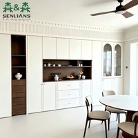 Buffet modulaire personnalisé intégré à la paroi avec vitrine arquée et grande cave de rangement pour projet d'appartement de luxe