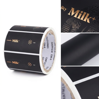 Étiquettes de produits personnalisées en or noir sur rouleau, autocollants adhésifs imperméables de luxe pour bouteilles de lait, de boissons et d'emballages cosmétiques