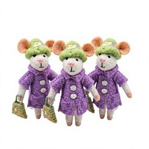 Poupées de souris tricotées à la main, écologiques, avec manteaux violets et chapeaux verts, style traditionnel, décoration murale de Noël pour l'intérieur - Product Image 1