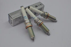 Juego de 4 Bujías de Alto Rendimiento de Iridio y Platino para Autos en Stock, para <span class=keywords><strong>Mercedes</strong></span>-Benz Clase C (W205). SILZKFR8D7S - Product Image 4