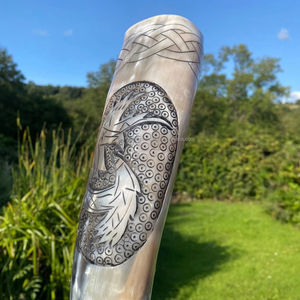 Corne à boire sculptée à la main de style antique en corne de buffle, matériau organique poli, artisanat naturel viking, écologique - Product Image 1