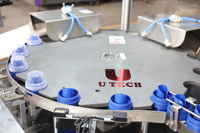 Machine d'assemblage automatique de bouchons en aluminium et plastique pour bouteilles