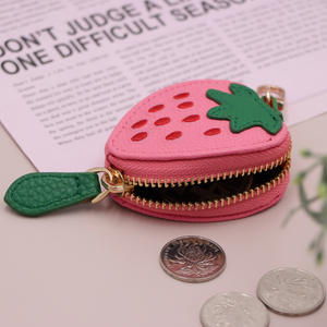 Porte-monnaie fraise en cuir PU durable avec chaîne, mini porte-clés brodé motif fruit mignon, tendance et très vendu - Product Image 2