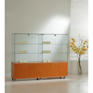 ตู้โชว์ทันสมัยขนาดกว้าง 160 ซม. พร้อมบานประตูกระจกนิรภัยและฐานไม้สำหรับจัดแสดงและเก็บของในห้องนั่งเล่น - Product Image 1