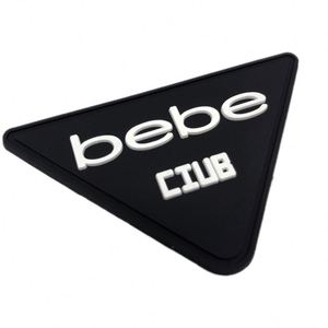Badge nominatif en caoutchouc souple personnalisé en gros, logo 3D blanc, patch PVC noir - Product Image 2
