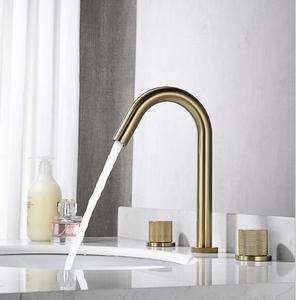 Grifo de lavabo de doble manija para baño Grifo mezclador de lavabo de oro cepillado de arco alto - Product Image 1