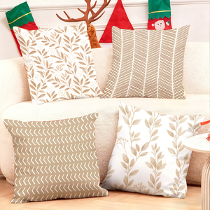 Những chiếc gối trang trí ấm cúng với họa tiết lá và hình học trên chiếc ghế sofa trang trí lễ hội. - Product Image 1