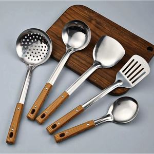 Ensemble d'ustensiles de cuisine en acier inoxydable 6 pièces avec manche en bois, compatibles lave-vaisselle - Product Image 1