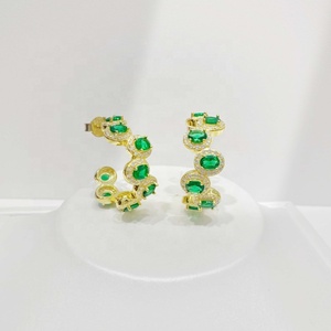 Pendientes de tuerca de latón chapado en oro de 18k con esmeralda vintage y circonita cúbica verde, elegantes, de moda, para fiesta, estilo occidental, para mujer. - Product Image 1