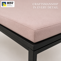 Ensemble de chaises longues d'extérieur 3 pièces, structure en métal noir, coussin rose blush, dossier réglable, table à lattes
