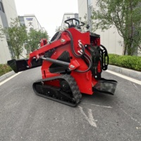 Chargeuse compacte sur chenilles en stock, prête à l'emploi, avec râteau et marteau hydraulique pour la réparation des chemins de jardin et de village