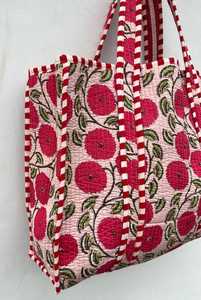 Sac fourre-tout matelassé en coton durable avec motifs traditionnels imprimés au bloc, idéal pour les voyages et le shopping - Product Image 3