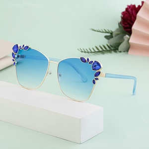 แว่นกันแดดทรงแคทอายประดับเพชรสำหรับผู้หญิง ป้องกันรังสียูวี 400 กรอบสีดำ เลนส์พีซี สไตล์อินสตาแกรม - Product Image 5