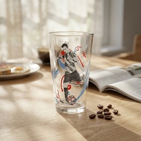 Gobelet en verre imprimé avec un motif d'étoiles sur le thème du football