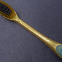 Cepillo de Dientes para Adultos con Cabezal Pequeño Color Dorado
