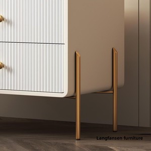 <span class=keywords><strong>Table</strong></span> <span class=keywords><strong>de</strong></span> <span class=keywords><strong>chevet</strong></span> moderne <span class=keywords><strong>de</strong></span> luxe à cannelures avec pieds dorés |   <span class=keywords><strong>Table</strong></span> <span class=keywords><strong>de</strong></span> <span class=keywords><strong>chevet</strong></span> côtelée <span class=keywords><strong>de</strong></span> style italien |   Chambre d'appartement blanche et crémeuse aux coins arrondis - Product Image 3