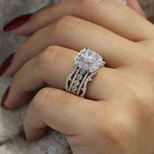 Anello da Donna A270 in Oro Bianco con Diamante Taglio Cushion, Anello di Fidanzamento con Diamante Naturale Colore G e Pietre Laterali - Product Image 1