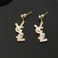 Nuevos pendientes de diamantes de sentido avanzado de lujo ligero de moda, estilo de tuerca E con letra de fragancia pequeña Europea americana, venta al por mayor