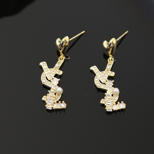 Nuevos pendientes de diamantes de sentido avanzado de lujo ligero de moda, estilo de tuerca E con <span class=keywords><strong>letra</strong></span> de fragancia pequeña Europea americana, venta al por mayor - Product Image 3