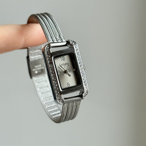 Montre-bracelet <span class=keywords><strong>pour</strong></span> <span class=keywords><strong>femme</strong></span> de haute qualité, rectangulaire, <span class=keywords><strong>petit</strong></span> cadran, incrustée de cristaux étincelants, <span class=keywords><strong>lunette</strong></span> dorée - Product Image 5
