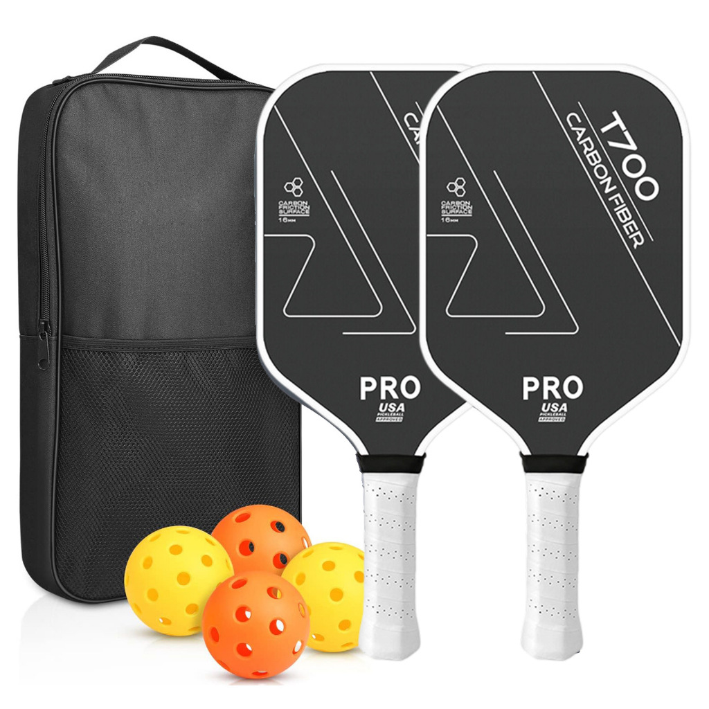 ชุดสีขาวประกอบด้วยไม้แร็กเก็ต 2 อัน ลูกบอล 4 ลูก และกระเป๋า 1 ใบ