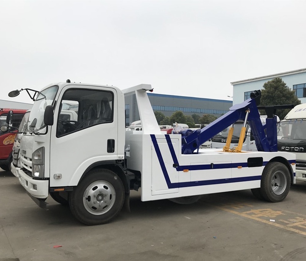 Japanese Brand 4X2 Small Underlift Wrecker Towing Truck