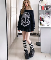 Pull épaules dénudées audacieux motif squelette - Tricot noir duveteux avec motif osseux, coupe ample et ambiance streetwear gothique pour les trendsetters