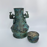 Bronze Hu Ancien Navire à eau de vin artisanal en métal avec oreilles en forme d'anneau Transport facile en raison de la méthode de coulée par moule en section