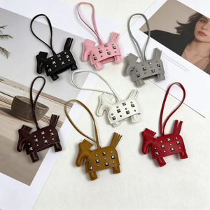 Llavero de cuero vintage con remaches de <span class=keywords><strong>rock</strong></span> y caballo, mini llavero de pony con tachuelas estilo punk, decoración de moda para bolso de mujer - Product Image 1