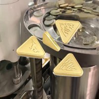 Équipement d'emballage triangulaire de bonbons en feuille d'aluminium, entièrement automatisé, à fonctionnement rapide et personnalisable