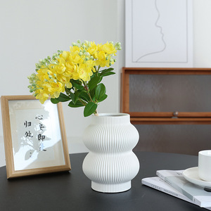 Ramo de Flores Artificiales de Jazmín, 5 Tallos, Amarillo, Plástico, Seda, Alta Simulación, Decoración para Bodas y Hogar - Product Image 1