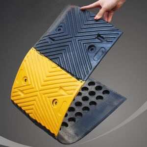 Reductores de velocidad de acero fundido sólido con superficie de caucho negro y amarillo para carreteras y parques logísticos - Product Image 3