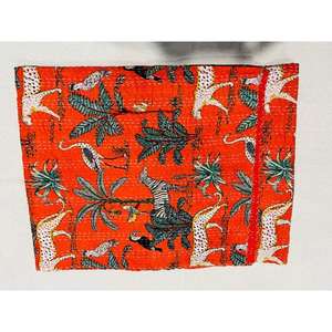 Colcha Kantha Hecha a Mano en Tela de Algodón Suave con Patrones Estampados y Patchwork Atemporal para un Dormitorio Acogedor - Product Image 2