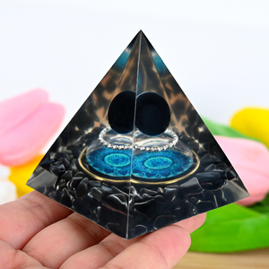 Pyramide en résine d'obsidienne noire en gros, pyramide d'orgonite en résine faite à la main pour la guérison des chakras, énergie pour le Feng Shui - Product Image 3