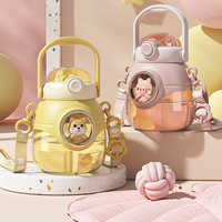 Bouteille d'eau en plastique de qualité alimentaire au sésame pour enfants Style animal de dessin animé tasse de paille à gros ventre avec poignée et sangle bouteille de 1100ml