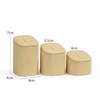 Présentoir à bijoux en microfibre Fadeli Packaging, modèle FDL000623-6, conçu sur mesure pour les vitrines de bijouteries en magasin.