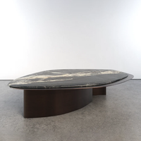 Table basse en marbre irrégulier Dream Home Organic, avec détails incurvés artistiques incrustés, support bronze foncé, mobilier haut de gamme pour villa.