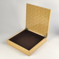 Boîte à chocolat en bois imprimé brillant avec doublure floquée, logo personnalisé, charnière métallique pour l'emballage de fruits secs et de bonbons de luxe pour le Ramadan et l'Aïd