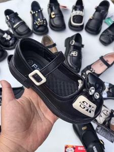 बच्चों की राजकुमारी जूते नई शैली काले स्कूल के जूते लड़कियों के लिए नरम एकमात्र फैशनेबल चमड़े के जूते मिश्रित डिजाइन थोक - Product Image 4