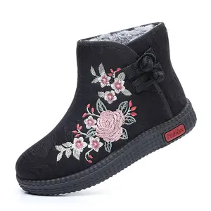 Neueste chinesische Kultur ethnischer Stil Neujahrsfest Jacquard bestickte Schuhe für Damen kurze gesteppte warme Winter-Knöchel-Stiefel