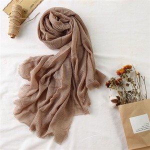 Productos más vendidos Estilo de moda Fantástico Admirable Color liso Venta al por mayor Hijab de algodón arrugado musulmán - Product Image 6