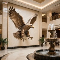 Statue d'animal en métal de grande taille, moderne, personnalisée, pour hôtel, public, sculpture d'aigle en bronze géant pour décoration murale intérieure