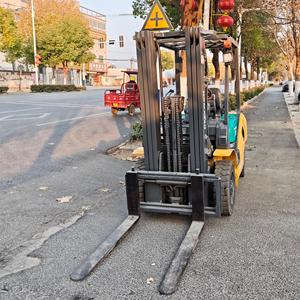 Montacargas Komatsu FD25 Usado de Dos Etapas con Motor Diésel Japonés de 2.5t, Desplazador Lateral Hidráulico y Neumáticos Sólidos - Product Image 2