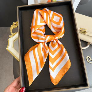 Sciarpa in Raso a Righe Geometriche <span class=keywords><strong>per</strong></span> Donne, Effetto Seta, Motivo Chevron Moderno, Sciarpa Quadrata in Raso, Foulard da <span class=keywords><strong>Collo</strong></span> 27 Pollici OEM/ODM - Product Image 4