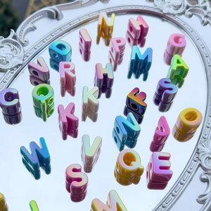 Cuentas de plástico acrílicas iridiscentes con baño UV, de orificio grande (16*20mm), con letras del alfabeto, gruesas, para llaveros DIY y cadenas de teléfono móvil. - Product Image 1