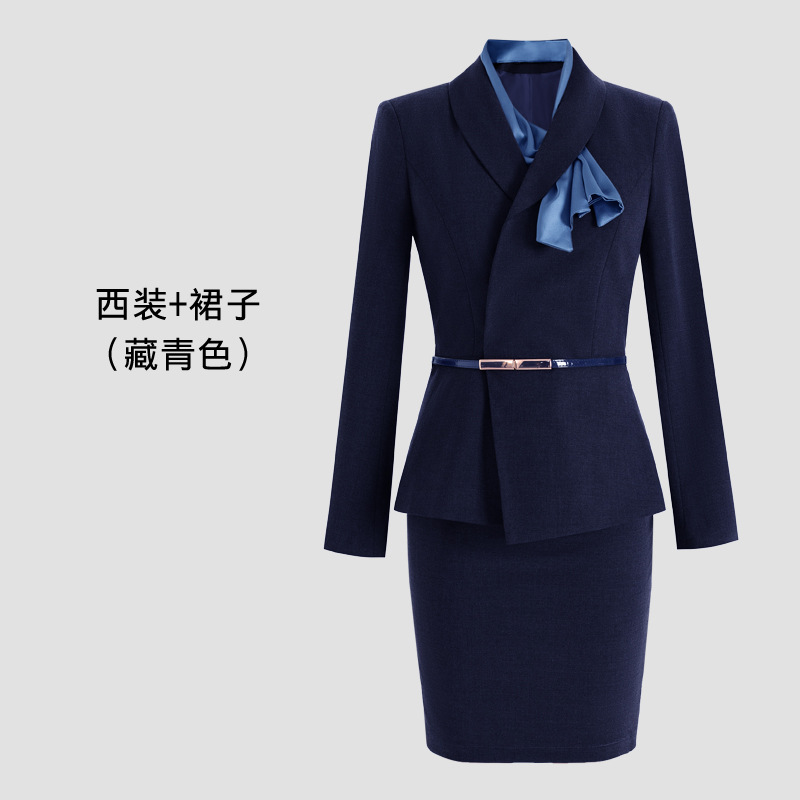 Ensemble tailleur bleu marine : foulard en soie, ceinture, jupe.