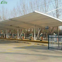 Abri de voiture extérieur moderne Lyfe avec toit en toile, structure en acier ignifuge, installation facile, auvent pare-soleil pour hôtel et villa