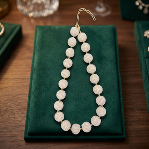 Collier de perles blanches ivoire fait main Sstringz avec accent doré et perles de rocaille, bijou statement pour femme - Product Image 6