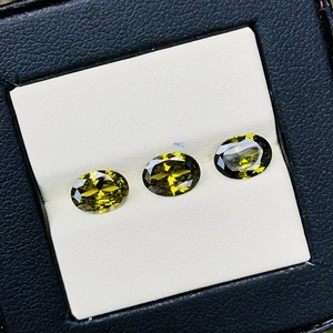 Piedra preciosa suelta de tamaño calibrado de forma ovalada de Zirconia cúbica de peridoto de Calidad exclusiva para la fabricación de joyas austriacas de alta calidad - Product Image 1